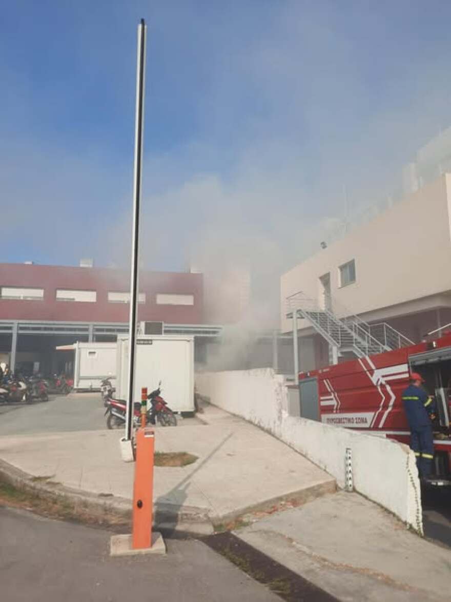 Φωτιά τώρα στο νοσοκομείο Άγιος Ανδρέας της Πάτρας - Δείτε φωτογραφίες