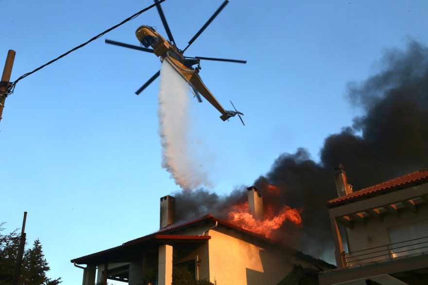 Ρίψη νερού από ελικόπτερο σε απόσταση αναπνοής από φλεγόμενο σπίτι στο Κρυονέρι, δείτε βίντεο