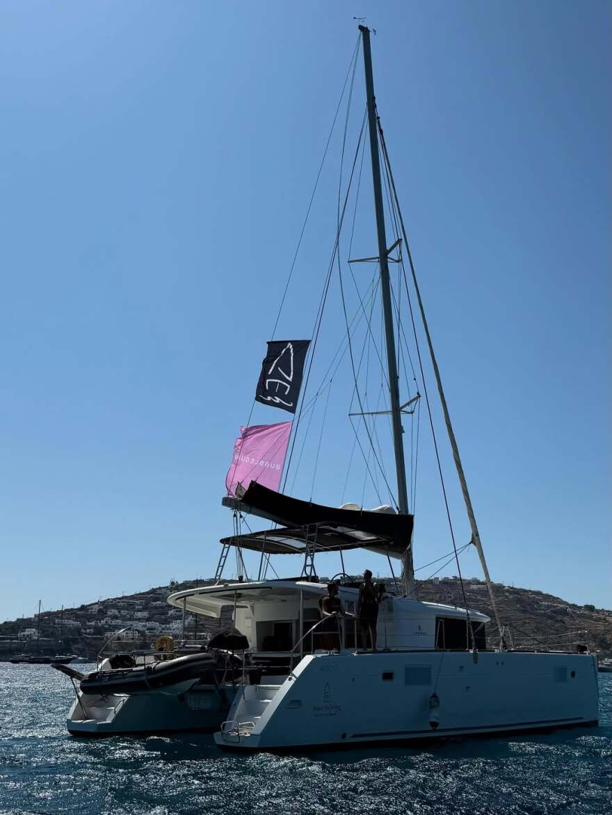 Η Ιωάννα Τούνη ποζάρει με μαύρο μπικίνι σε σκάφος - Οι φωτογραφίες από τις διακοπές της στη Μύκονο