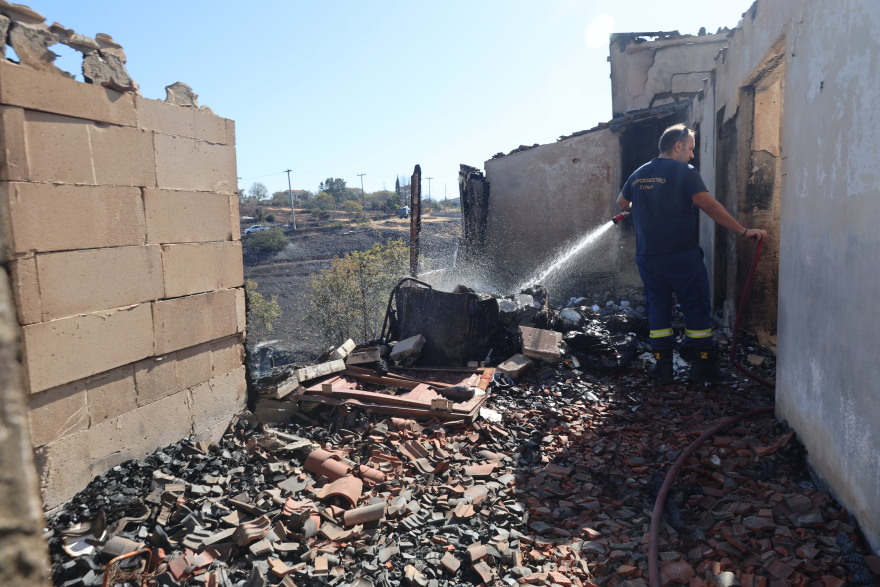 Η επόμενη μέρα της πυρκαγιάς στο Κρυονέρι Αττικής - Δείτε φωτογραφίες
