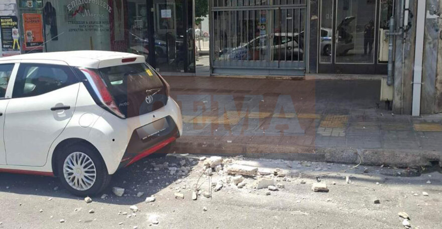 Έπεσαν σοβάδες από πολυκατοικία σε σταθμευμένα οχήματα στον Πειραιά - Δείτε φωτογραφίες
