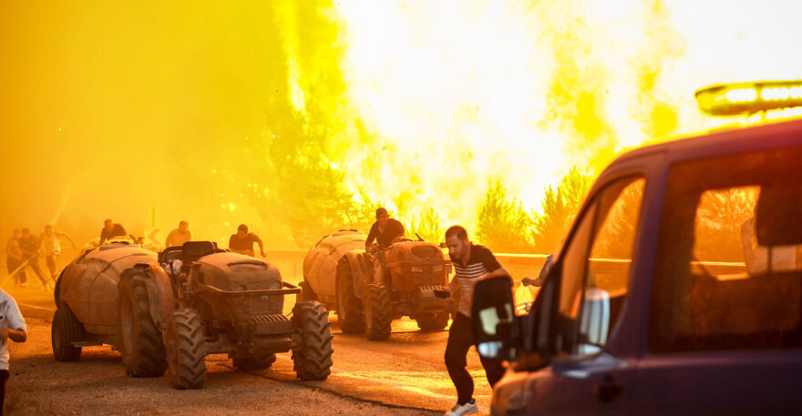 Στην κόλαση της Προύσας: 1.765 εκκενώσεις, νεκρός πυροσβέστης από ανακοπή και 76 ενεργά μέτωπα
