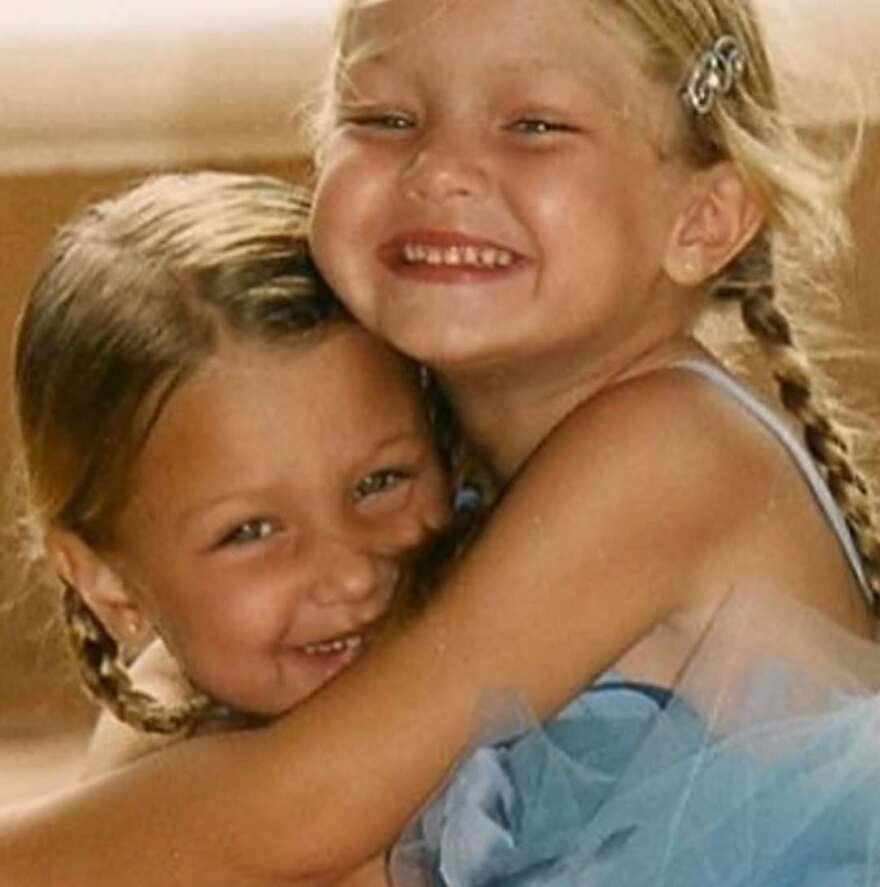 Η Μπέλα Χαντίντ δημοσίευσε φωτογραφίες από τα παιδικά της χρόνια: «Το πιο χαμογελαστό και ευτυχισμένο παιδί»