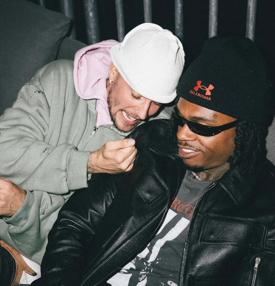 Ο Τζάστιν και η Χέιλι Μπίμπερ δίνουν ακόμα μια ευκαιρία στον γάμο τους - Το φιλί στην παρουσίαση του δίσκου του 