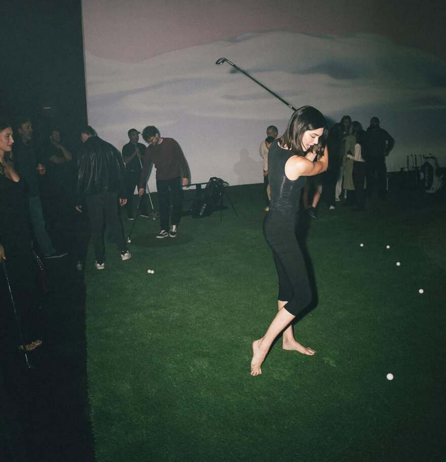 Ο Τζάστιν και η Χέιλι Μπίμπερ δίνουν ακόμα μια ευκαιρία στον γάμο τους - Το φιλί στην παρουσίαση του δίσκου του 