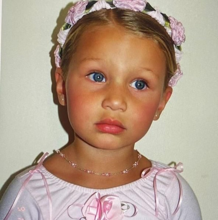 Η Μπέλα Χαντίντ δημοσίευσε φωτογραφίες από τα παιδικά της χρόνια: «Το πιο χαμογελαστό και ευτυχισμένο παιδί»