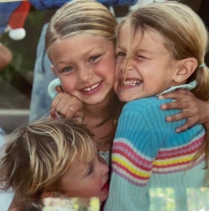 Η Μπέλα Χαντίντ δημοσίευσε φωτογραφίες από τα παιδικά της χρόνια: «Το πιο χαμογελαστό και ευτυχισμένο παιδί»