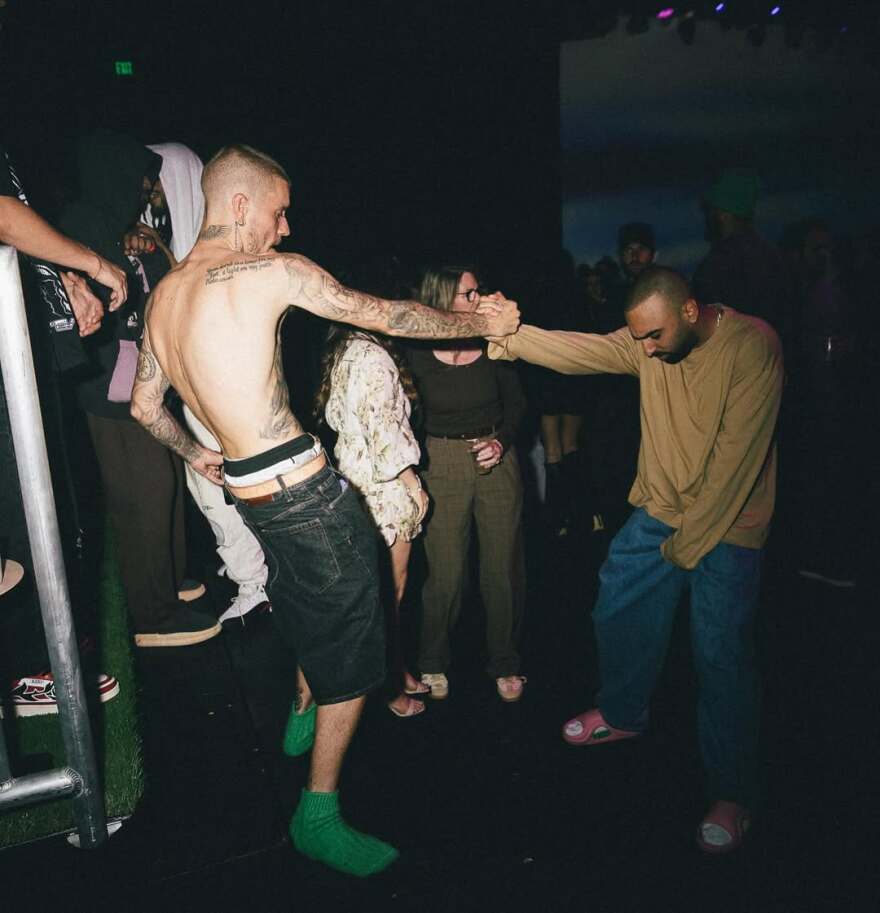 Ο Τζάστιν και η Χέιλι Μπίμπερ δίνουν ακόμα μια ευκαιρία στον γάμο τους - Το φιλί στην παρουσίαση του δίσκου του 