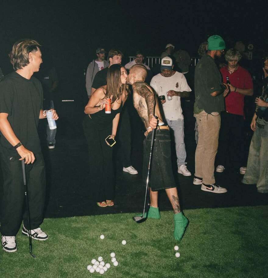 Ο Τζάστιν και η Χέιλι Μπίμπερ δίνουν ακόμα μια ευκαιρία στον γάμο τους - Το φιλί στην παρουσίαση του δίσκου του 