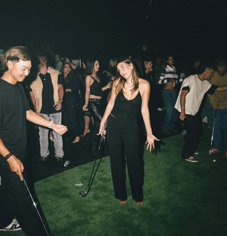 Ο Τζάστιν και η Χέιλι Μπίμπερ δίνουν ακόμα μια ευκαιρία στον γάμο τους - Το φιλί στην παρουσίαση του δίσκου του 