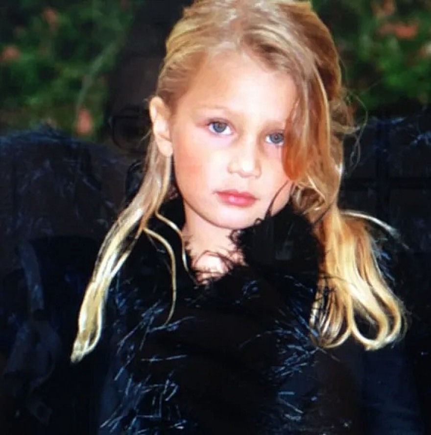 Η Μπέλα Χαντίντ δημοσίευσε φωτογραφίες από τα παιδικά της χρόνια: «Το πιο χαμογελαστό και ευτυχισμένο παιδί»