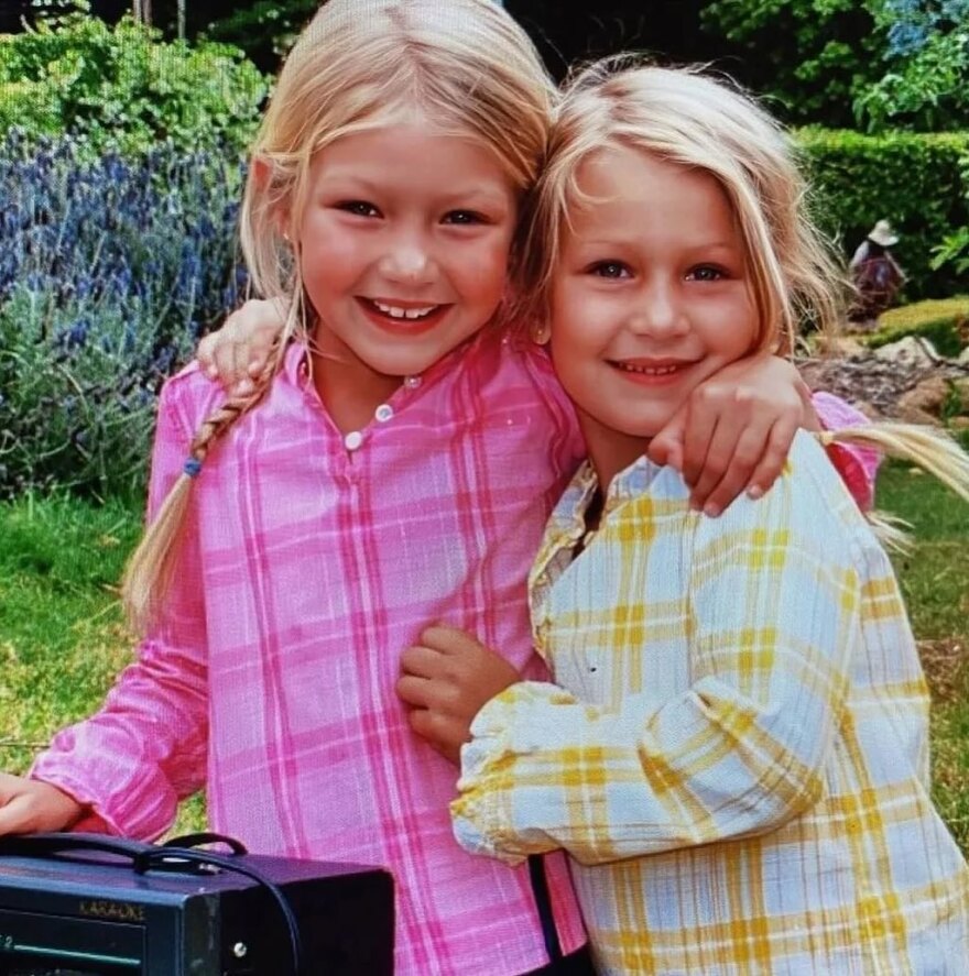 Η Μπέλα Χαντίντ δημοσίευσε φωτογραφίες από τα παιδικά της χρόνια: «Το πιο χαμογελαστό και ευτυχισμένο παιδί»