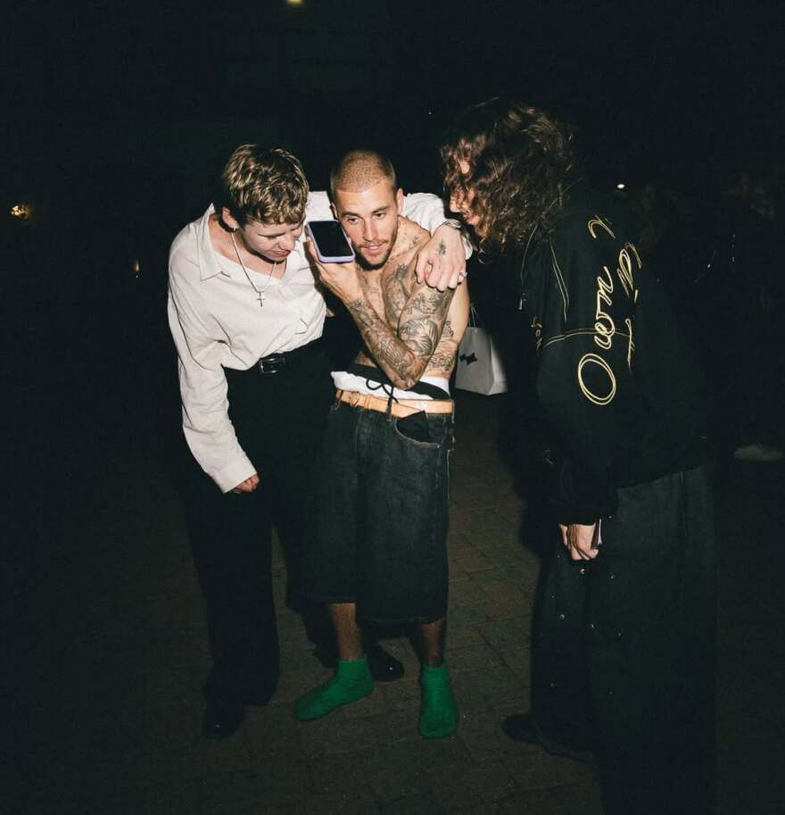 Ο Τζάστιν και η Χέιλι Μπίμπερ δίνουν ακόμα μια ευκαιρία στον γάμο τους - Το φιλί στην παρουσίαση του δίσκου του 