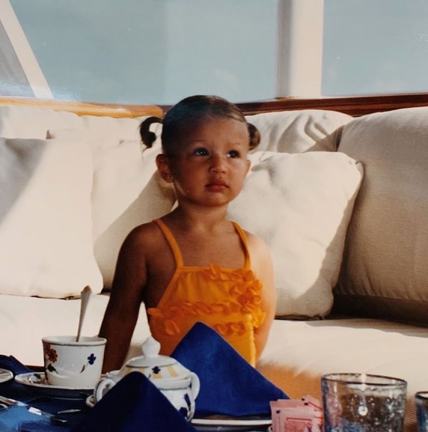 Η Μπέλα Χαντίντ δημοσίευσε φωτογραφίες από τα παιδικά της χρόνια: «Το πιο χαμογελαστό και ευτυχισμένο παιδί»