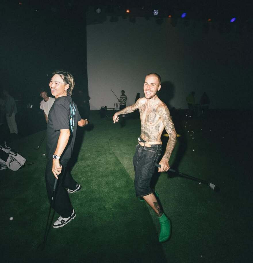 Ο Τζάστιν και η Χέιλι Μπίμπερ δίνουν ακόμα μια ευκαιρία στον γάμο τους - Το φιλί στην παρουσίαση του δίσκου του 