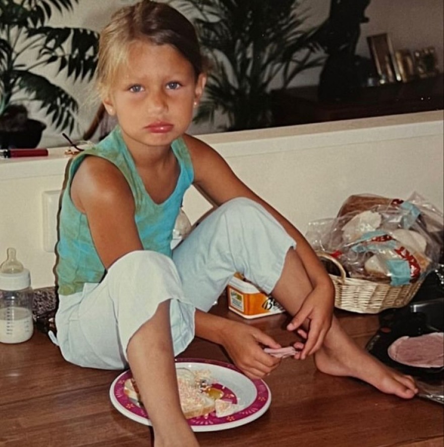 Η Μπέλα Χαντίντ δημοσίευσε φωτογραφίες από τα παιδικά της χρόνια: «Το πιο χαμογελαστό και ευτυχισμένο παιδί»