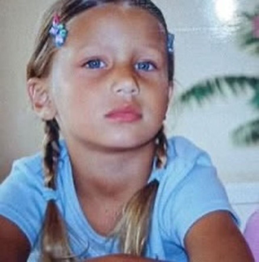 Η Μπέλα Χαντίντ δημοσίευσε φωτογραφίες από τα παιδικά της χρόνια: «Το πιο χαμογελαστό και ευτυχισμένο παιδί»