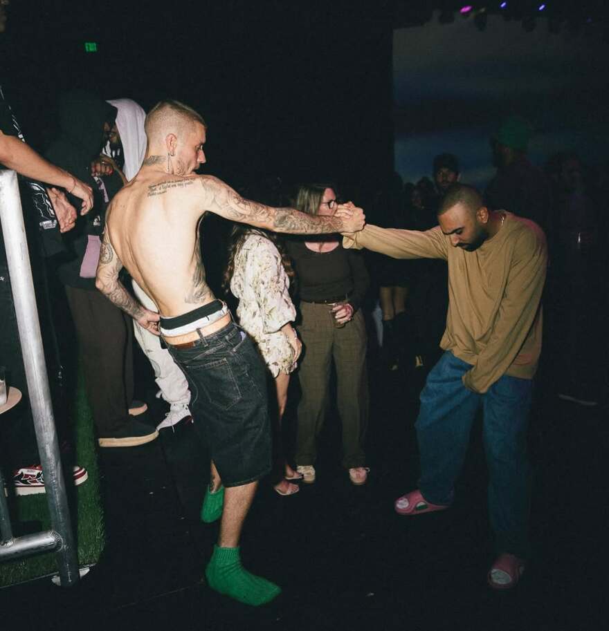 Ο Τζάστιν και η Χέιλι Μπίμπερ δίνουν ακόμα μια ευκαιρία στον γάμο τους - Το φιλί στην παρουσίαση του δίσκου του 