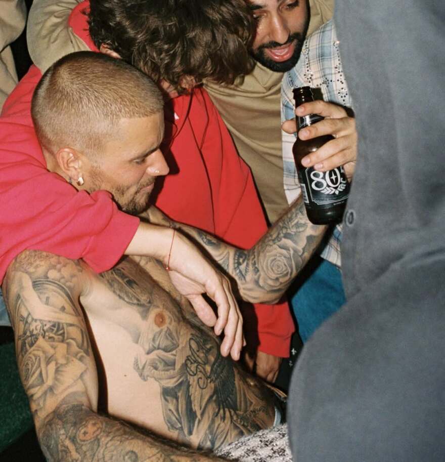 Ο Τζάστιν και η Χέιλι Μπίμπερ δίνουν ακόμα μια ευκαιρία στον γάμο τους - Το φιλί στην παρουσίαση του δίσκου του 