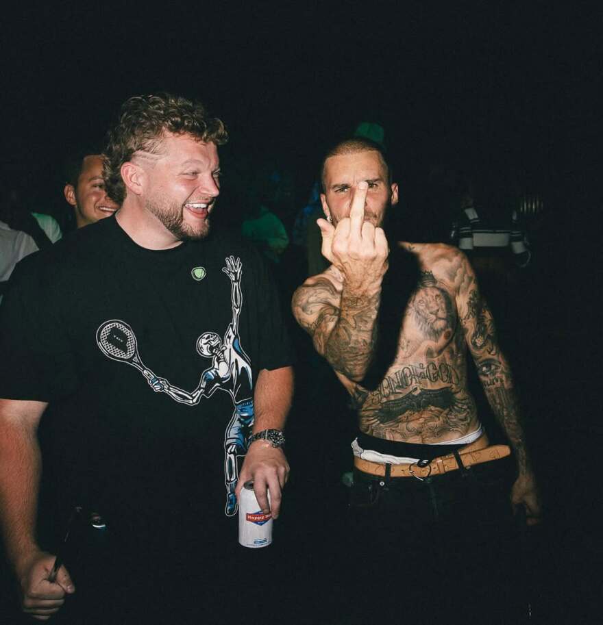 Ο Τζάστιν και η Χέιλι Μπίμπερ δίνουν ακόμα μια ευκαιρία στον γάμο τους - Το φιλί στην παρουσίαση του δίσκου του 