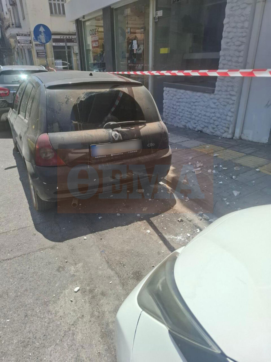 Έπεσαν σοβάδες από πολυκατοικία σε σταθμευμένα οχήματα στον Πειραιά - Δείτε φωτογραφίες 