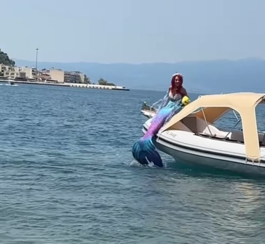 Βάφτισαν την κόρη τους ο Μαυρίκιος Μαυρικίου και η Ιλάειρα Ζήση - Το ροζ χαλί, η ζωντανή μουσική και οι... γοργόνες στη θάλασσα
