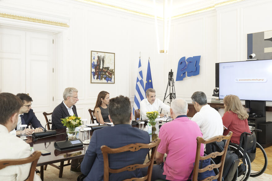 Συνάντηση Μητσοτάκη με εκπροσώπους ΑμεΑ: Ενισχύεται με εθνικούς πόρους το πρόγραμμα «Προσβασιμότητα κατ’ οίκον»