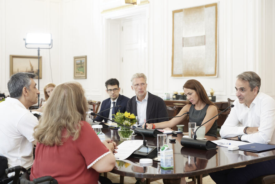 Συνάντηση Μητσοτάκη με εκπροσώπους ΑμεΑ: Ενισχύεται με εθνικούς πόρους το πρόγραμμα «Προσβασιμότητα κατ’ οίκον»