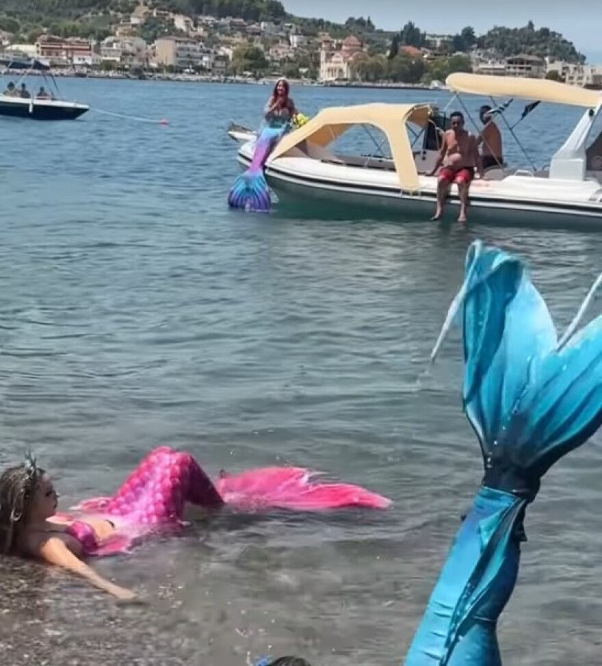 Βάφτισαν την κόρη τους ο Μαυρίκιος Μαυρικίου και η Ιλάειρα Ζήση - Το ροζ χαλί, η ζωντανή μουσική και οι... γοργόνες στη θάλασσα
