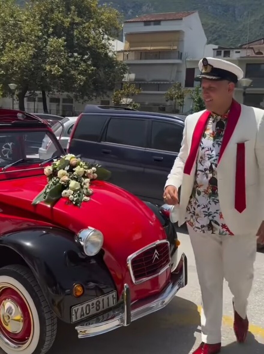 Βάφτισαν την κόρη τους ο Μαυρίκιος Μαυρικίου και η Ιλάειρα Ζήση - Το ροζ χαλί, η ζωντανή μουσική και οι... γοργόνες στη θάλασσα
