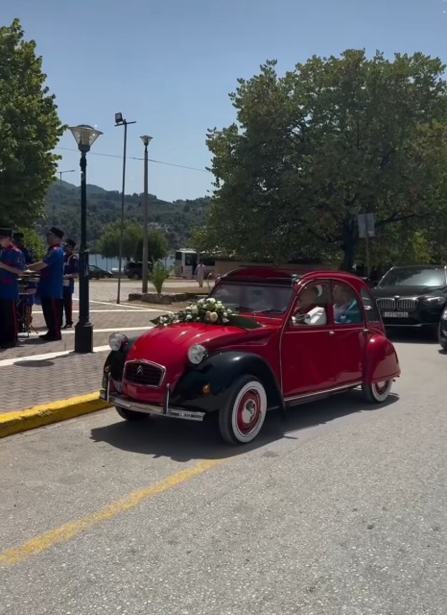 Βάφτισαν την κόρη τους ο Μαυρίκιος Μαυρικίου και η Ιλάειρα Ζήση - Το ροζ χαλί, η ζωντανή μουσική και οι... γοργόνες στη θάλασσα
