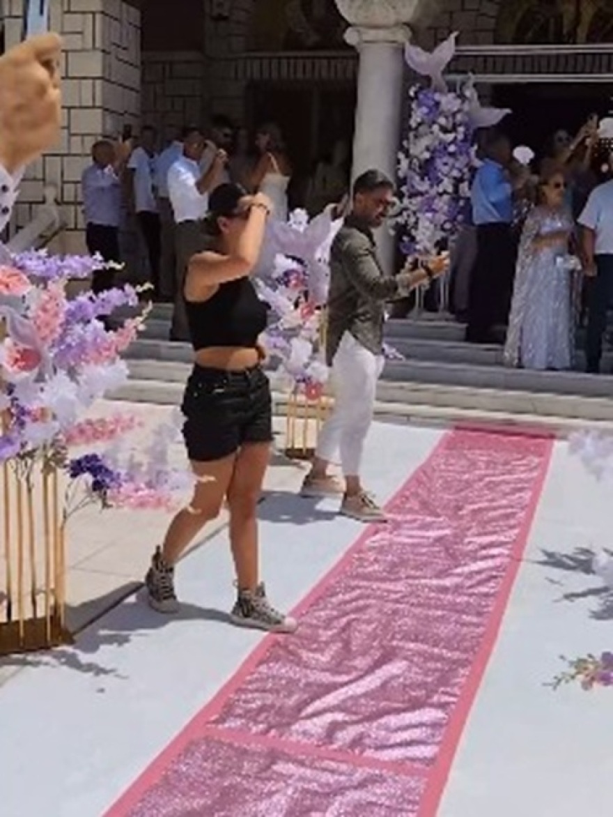 Βάφτισαν την κόρη τους ο Μαυρίκιος Μαυρικίου και η Ιλάειρα Ζήση - Το ροζ χαλί, η ζωντανή μουσική και οι... γοργόνες στη θάλασσα
