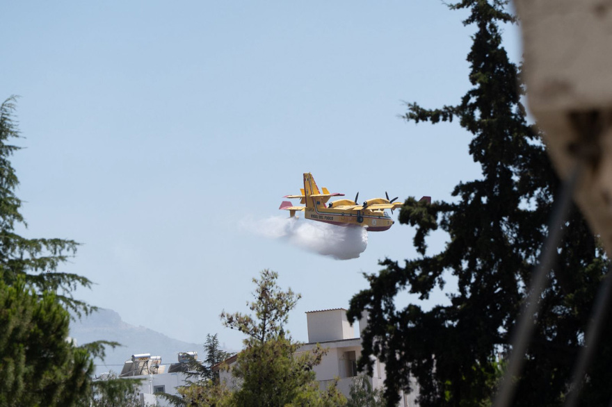 Υπό έλεγχο η φωτιά στους πρόποδες του Υμηττού - Άμεση επέμβαση της Πυροσβεστικής με ισχυρές δυνάμεις pyrosvestika-fotia-ymitos-_1_