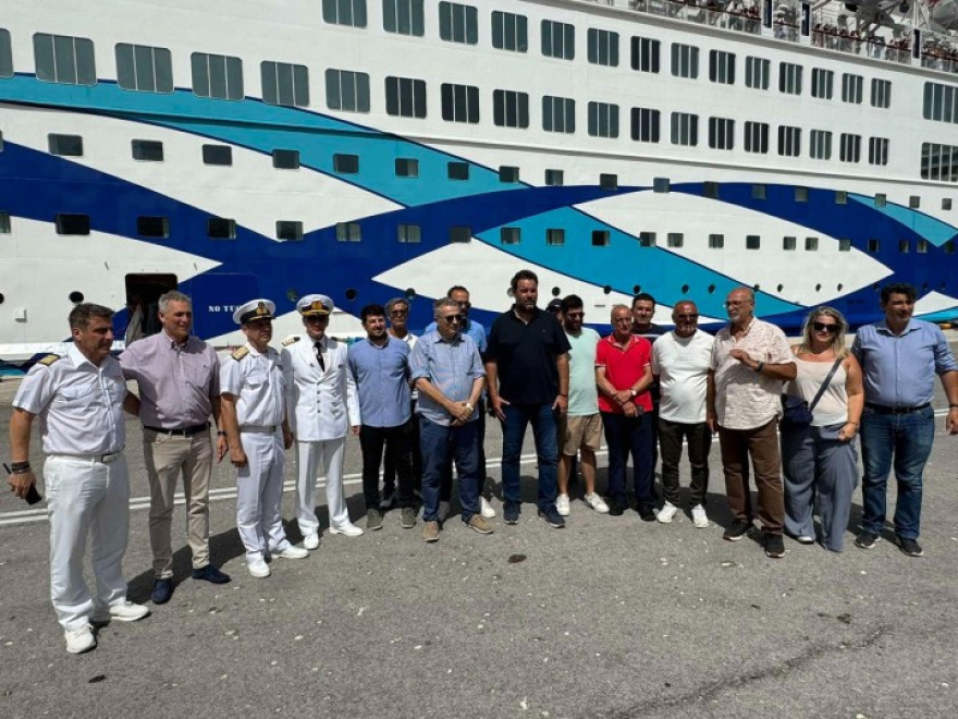 Δύο κόσμοι στη Ρόδο για τους Ισραηλινούς τουρίστες: Συγκέντρωση και συλλήψεις – Υποδοχή με γλυκά και κεράσματα Δύο κόσμοι στη Ρόδο για τους Ισραηλινούς τουρίστες: Συγκέντρωση και συλλήψεις – Υποδοχή με γλυκά και κεράσματα