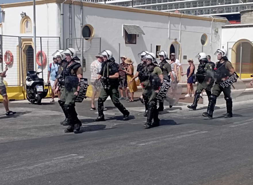 Ρόδος: Επεισόδια στο λιμάνι για την άφιξη Ισραηλινών τουριστών – Μέτρα ασφαλείας και προσαγωγές