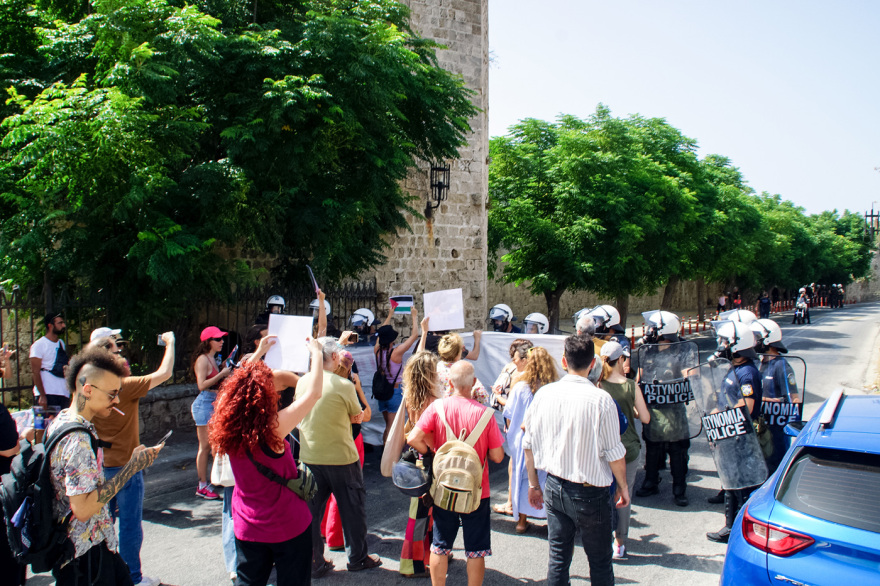 Δύο κόσμοι στη Ρόδο για τους Ισραηλινούς τουρίστες: Συγκέντρωση και συλλήψεις – Υποδοχή με γλυκά και κεράσματα rodos-ploio-sigkentrosi-_10_
