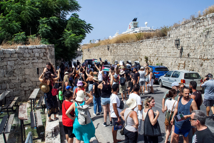 Δύο κόσμοι στη Ρόδο για τους Ισραηλινούς τουρίστες: Συγκέντρωση και συλλήψεις – Υποδοχή με γλυκά και κεράσματα rodos-ploio-sigkentrosi-_11_