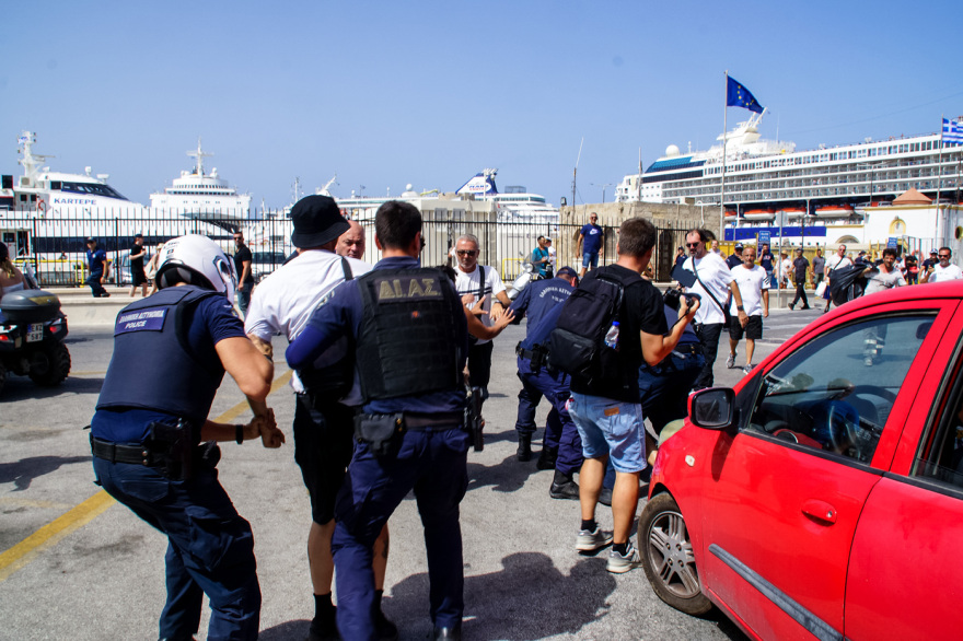 Δύο κόσμοι στη Ρόδο για τους Ισραηλινούς τουρίστες: Συγκέντρωση και συλλήψεις – Υποδοχή με γλυκά και κεράσματα rodos-ploio-sigkentrosi-_14_