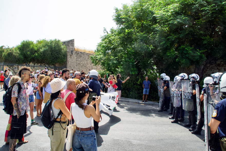 Δύο κόσμοι στη Ρόδο για τους Ισραηλινούς τουρίστες: Συγκέντρωση και συλλήψεις – Υποδοχή με γλυκά και κεράσματα rodos-ploio-sigkentrosi-_3_