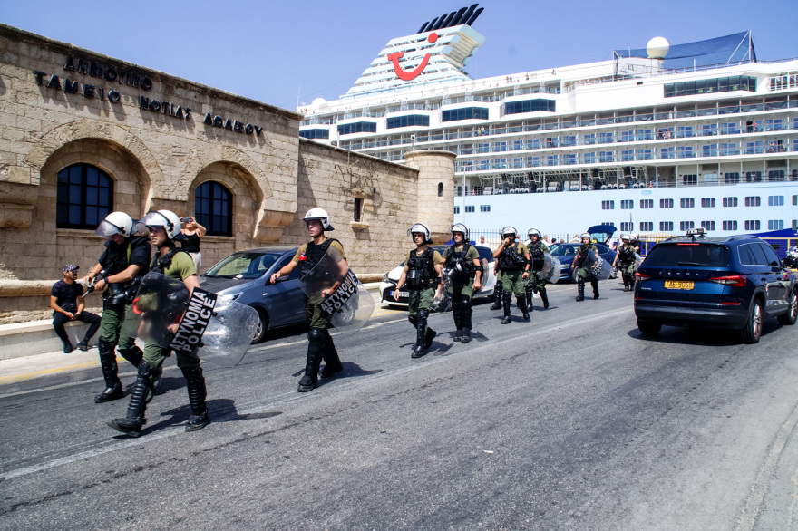 Δύο κόσμοι στη Ρόδο για τους Ισραηλινούς τουρίστες: Συγκέντρωση και συλλήψεις – Υποδοχή με γλυκά και κεράσματα rodos-ploio-sigkentrosi-_5_