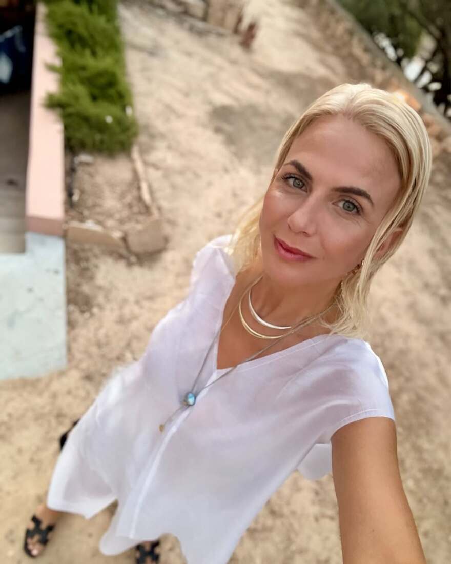 Η Χριστίνα Κοντοβά φωτογραφίζεται με την κόρη της στην Αίγινα