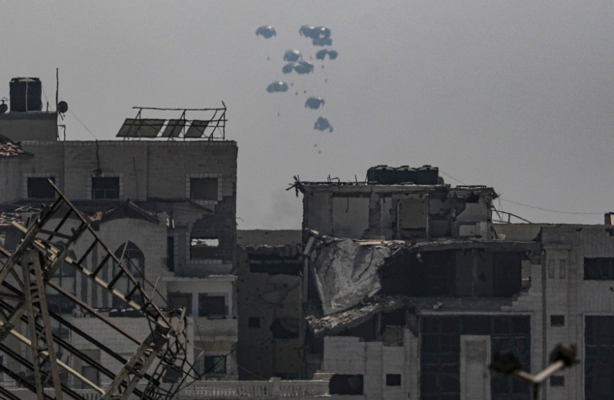 Οι Βρετανοί ξεκίνησαν τις πρώτες ρίψεις ανθρωπιστικής βοήθειας από αέρος - 52 παλέτες με τρόφιμα έριξαν αραβικά κράτη