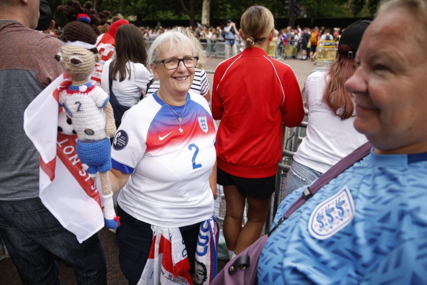 «Βούλιαξε» το Λονδίνο για τις πρωταθλήτριες Ευρώπης - Δείτε φωτογραφίες και βίντεο από την παρέλαση των «λεαινών»