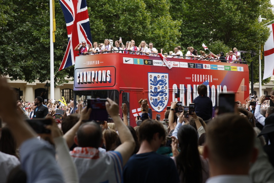 «Βούλιαξε» το Λονδίνο για τις πρωταθλήτριες Ευρώπης - Δείτε φωτογραφίες και βίντεο από την παρέλαση των «λεαινών»