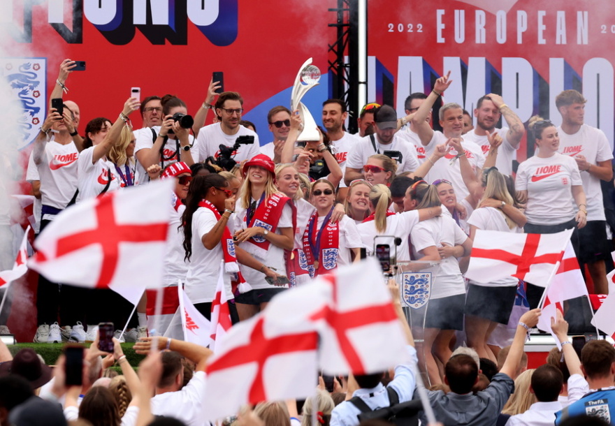 «Βούλιαξε» το Λονδίνο για τις πρωταθλήτριες Ευρώπης - Δείτε φωτογραφίες και βίντεο από την παρέλαση των «λεαινών»