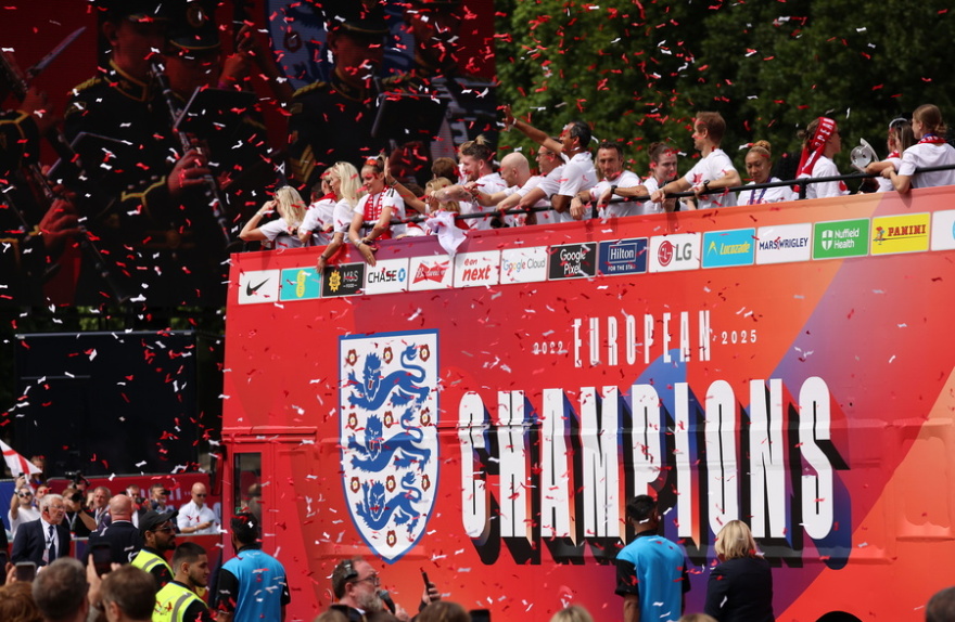 «Βούλιαξε» το Λονδίνο για τις πρωταθλήτριες Ευρώπης - Δείτε φωτογραφίες και βίντεο από την παρέλαση των «λεαινών»