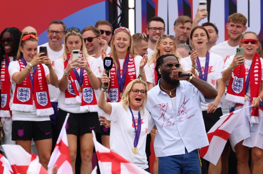 «Βούλιαξε» το Λονδίνο για τις πρωταθλήτριες Ευρώπης - Δείτε φωτογραφίες και βίντεο από την παρέλαση των «λεαινών»