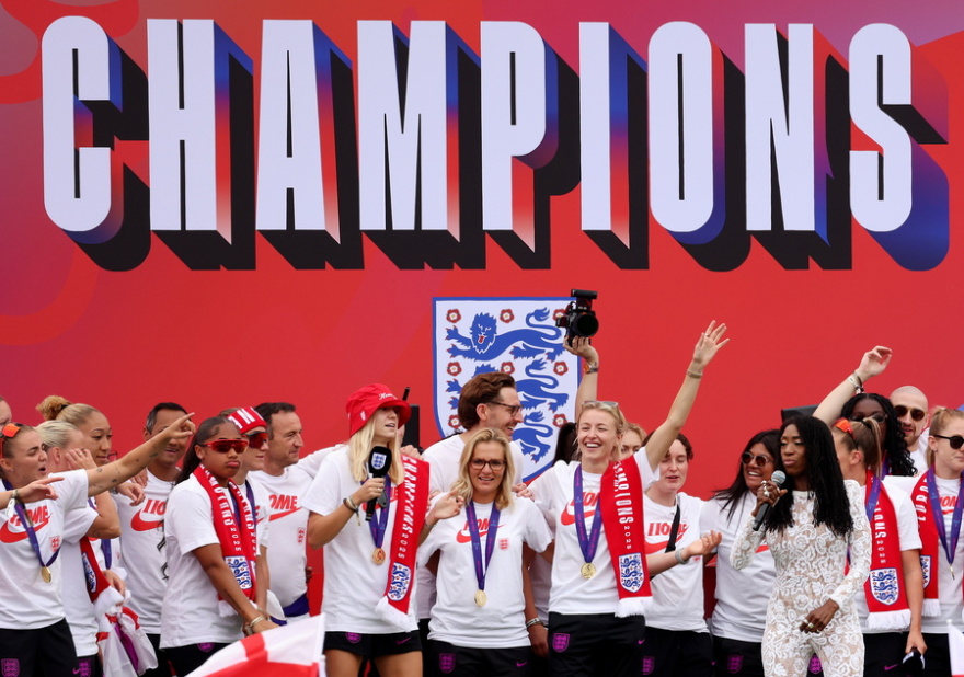 «Βούλιαξε» το Λονδίνο για τις πρωταθλήτριες Ευρώπης - Δείτε φωτογραφίες και βίντεο από την παρέλαση των «λεαινών»