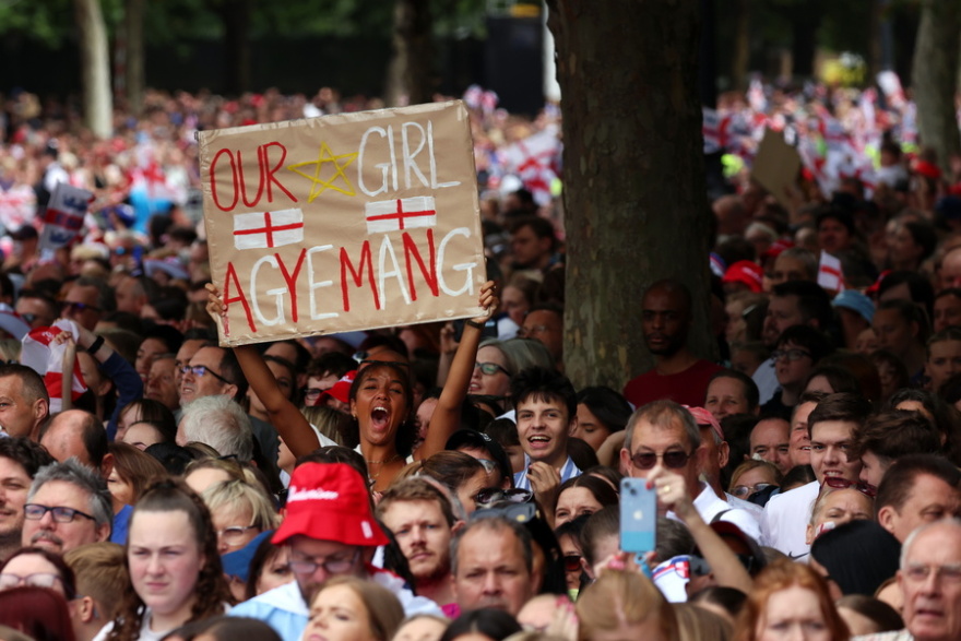 «Βούλιαξε» το Λονδίνο για τις πρωταθλήτριες Ευρώπης - Δείτε φωτογραφίες και βίντεο από την παρέλαση των «λεαινών»