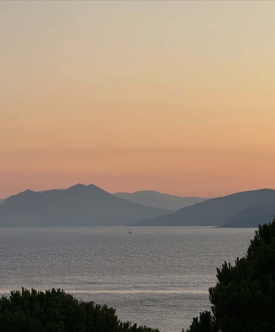 Στη Σκιάθο ο Κωνσταντίνος Αργυρός - Ποζάρει στην πισίνα με φόντο το ηλιοβασίλεμα